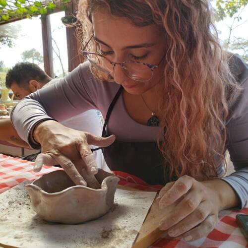 Experiencia-ceramicas-el-carmen-de-viboral-que-hacer-ceramicas-la-perla-1200x1320-ceramica-hecha-a-mano-moldeado