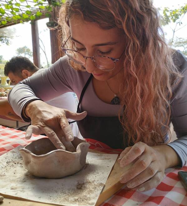 Experiencia-ceramicas-el-carmen-de-viboral-que-hacer-ceramicas-la-perla-1200x1320-ceramica-hecha-a-mano-moldeado